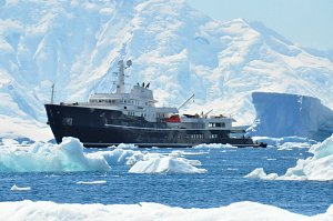 Heliskiing yacht